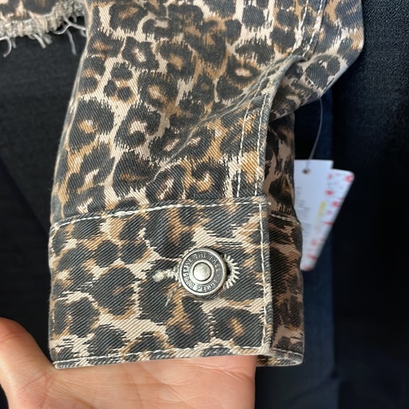 NWT Free People Cropped Leopard Denim Jacket - Size Medium Oversized - Picture 9 of 15